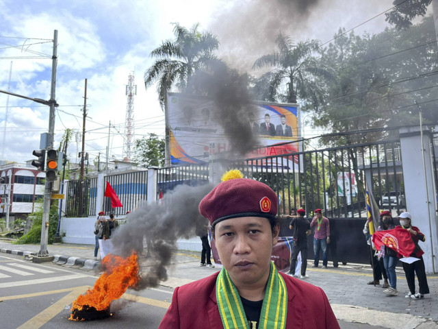 Massa demo Ketua DPRD Medan Wong Chun Sen pada Kamis (12/12/2024). Foto: Tri Vosa/kumparan