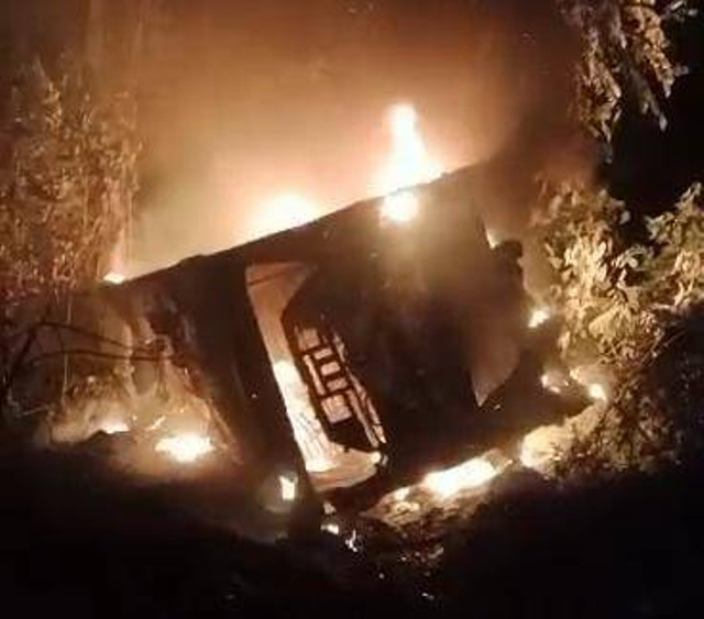 Bus masuk jurang dan terbakar di tanjakan Manullah, Kabupaten Pesisir Barat, Lampung. | Foto: Dok Istimewa