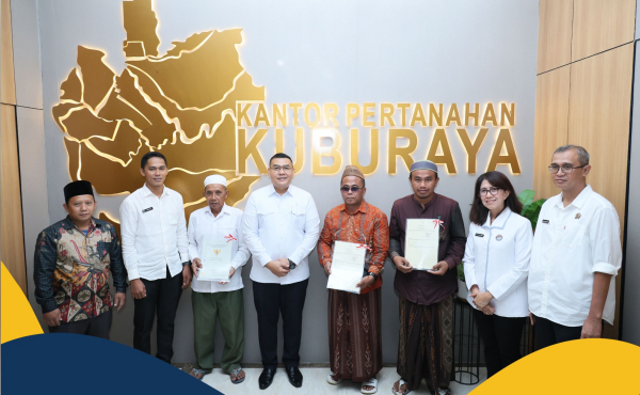 Foto bersama usai penyerahan sertifikat wakaf di Kantah Kubu Raya. Foto: Dok. Kementerian ATR/BPN