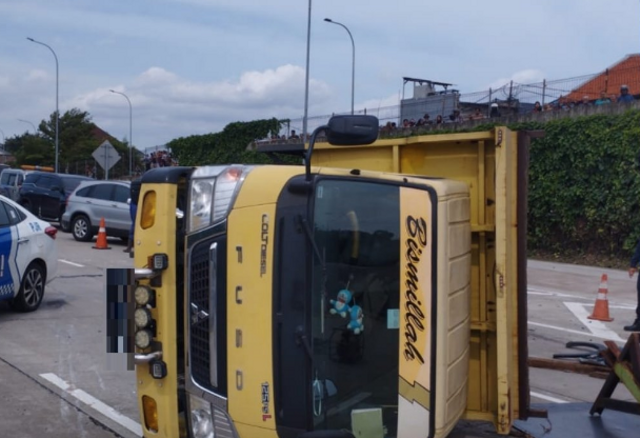 Kecelakaan di Tol Desari melibatkan truk pembawa baja dan mobil XForce, Kamis (12/12/2024). Foto: X/TMCPoldaMetro