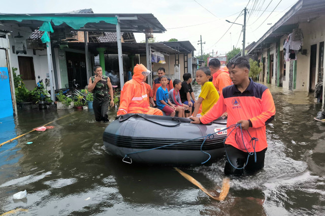 Evakuasi korban banjir di Jawa Timur, Kamis (12/12/2024). Foto: BPBD Jatim