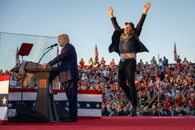 CEO Tesla dan SpaceX Elon Musk (kanan) melompat ke atas panggung saat mendukung Capres Donald Trump pada Pemilu AS 2024 di Butler, Pennsylvania pada, 5 Oktober 2024. Foto: JIM WATSON / AFP