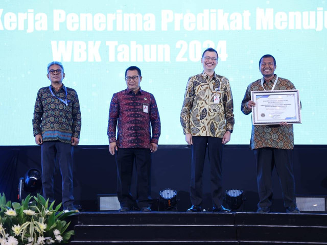 Dinas Koperasi dan UKM (Diskop UKM) DIY menerima penghargaan Wilayah Bebas Korupsi (WBK) dari Kementerian Pendayagunaan Aparatur Negara dan Reformasi Birokrasi (KemenPAN-RB). Foto: Dok. Diskop UKM DIY