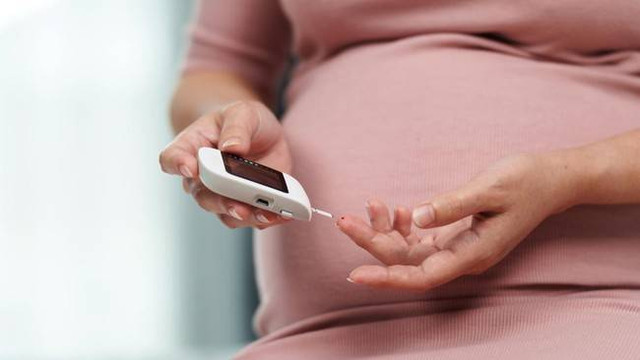 https://www.shutterstock.com/image-photo/close-pregnant-woman-holding-glucose-meter-2221658981