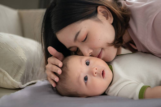 Ketika seorang ibu bangga menjadi dirinya sendiri, ia akan menemukan kekuatan untuk percaya diri dan lebih bahagia dalam perjalanan mengasuh dan mencintai anak-anak. Foto: Shutterstock