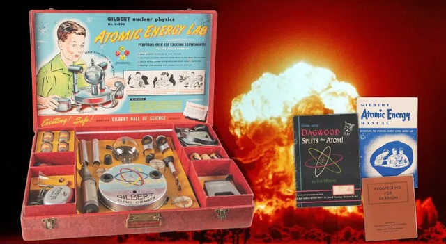 Mainan Gilbert U-238 Atomic Energy Laboratory yang dirilis pada 1950 dijuluki sebagai salah satu dari 10 mainan paling berbahaya sepanjang masa.  Foto: RR Auction