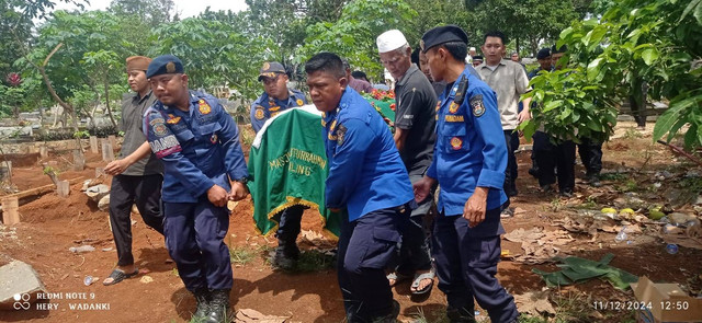 Damkarmat kota Bandar Lampung membantu memakamkan pria dengan berat badan 200 kilogram. | Foto: Dok Istimewa