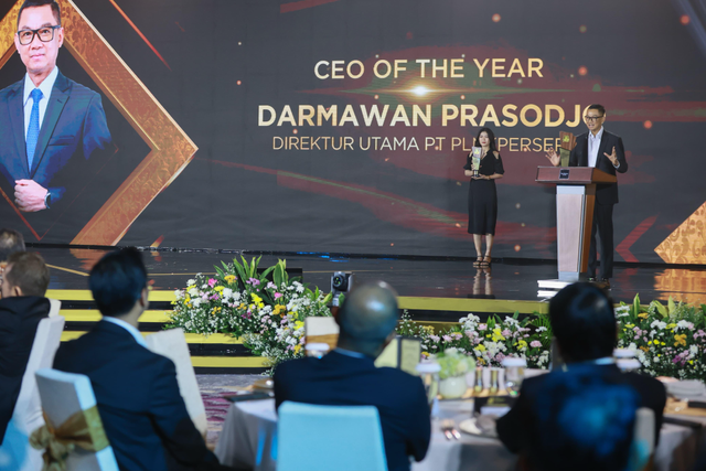 Dirut PLN Darmawan Prasodjo (kanan) dinobatkan sebagai CEO of The Year 2024. Foto: Dok. PLN