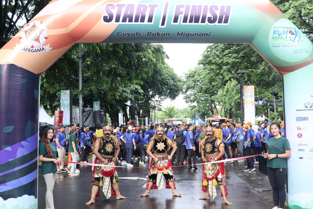 BRI kembali mendukung Pengurus Pusat Keluarga Alumni Fakultas Bisnis dan Ekonomika UGM (PP Kafegama) dalam “Kafegama Fun Walk 2024” di Kawasan Taman Mini Indonesia Indah, Jakarta, Minggu (8/12/2024). Foto: Dok. BRI