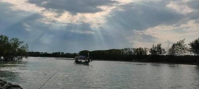 foto ini diambil langsung dari galeri HP pribadi, menggambarkan kehidupan masyarakat pesisir yang bergantung pada laut. Perubahan iklim, seperti cuaca ekstrem, mengancam keberlanjutan aktivitas nelayan sehari-hari.