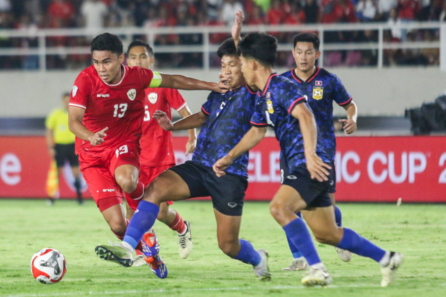 Pemain Timnas Indonesia M Ferarri berusha melewati pemain Timnas Laos Phetdavanh Somsanid pada pertandingan Grup B Piala AFF 2024 di Stadion Manahan, Solo, Jawa Tengah, Kamis (12/12/2024). Foto: Mohammad Ayudha/ANTARA FOTO