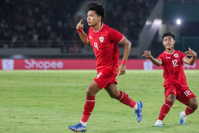 Selebrasi pemain Timnas Indonesia Kadek Arel Priyatna usai mencetak gol ke gawang Timnas Laos pada pertandingan Grup B Piala AFF 2024 di Stadion Manahan, Solo, Jawa Tengah, Kamis (12/12/2024). Foto: Mohammad Ayudha/ANTARA FOTO