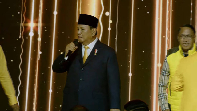 Presiden Prabowo Subianto bernyanyi saat menghadiri perayaan HUT ke-60 Partai Golkar di Sentul International Convention Center (SICC), Bogor, Kamis (12/12/2024). Foto: Golkar 