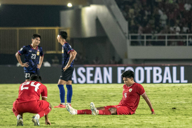 Pemain Timnas Indonesia Kadek Arel dan Robi Darwis terduduk usai melawan Timnas Laos pada pertandingan Grup B Piala AFF 2024 di Stadion Manahan, Solo, Jawa Tengah, Kamis (12/12/2024). Foto: Mohammad Ayudha/ANTARA FOTO