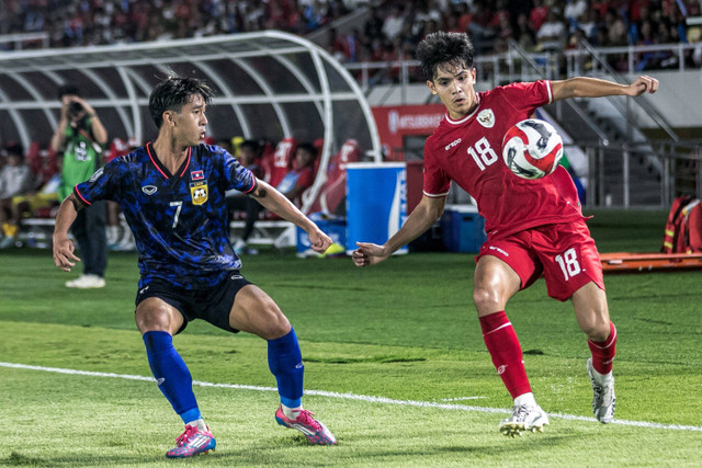 Pemain Timnas Indonesia Victor Benjamin Dethan berusaha melewati pemain Timnas Laos Anousone Xaypanya pada pertandingan Grup B Piala AFF 2024 di Stadion Manahan, Solo, Jawa Tengah, Kamis (12/12/2024). Foto: Mohammad Ayudha/ANTARA FOTO