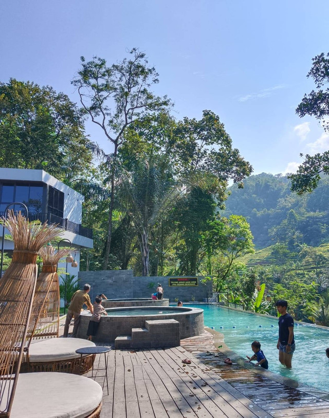 Gambar: Area Poll dan Jacuzzi Kedun Durian Sangiang Bedil (sumber hasil observasi 2024)