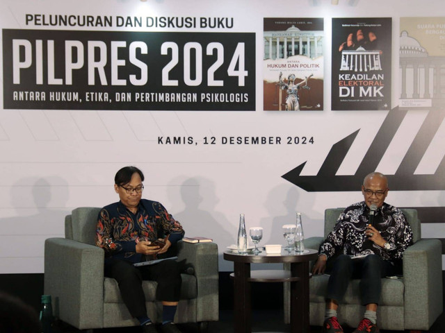 Peluncuran buku “Pilpres 2024: Antara Hukum, Etika, dan Pertimbangan Psikologi” karya Todung Mulya Lubis, di Surabaya. Foto: Masruroh/Basra 