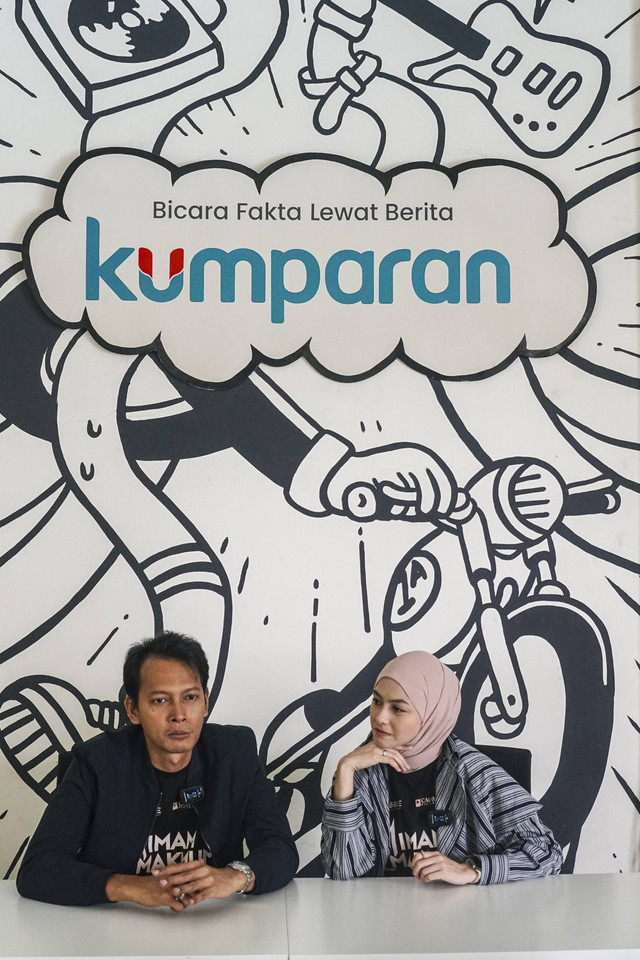 Pemeran film 1 Imam 2 Makmum Ferdi Nuril bersama Revalina Sayuthi Temat menjawab pertanyaan wartawan saat kunjungan ke kumparan di Pasar Minggu, Jakarta, Rabu (11/12/2024). Foto: Darryl Ramadhan/kumparan