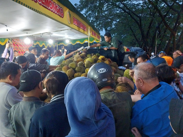 Warga memperebutkan durian jemongko sejak sore hari di Jalan Letkol Sugion, Pontianak. Foto: Alycia Tracy Nabila/Hi!Pontianak