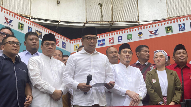 Pasangan Calon Gubernur Jakarta nomor urut satu Ridwan Kamil-Suswono bersiap menjawab pertanyaan wartawan saat menggelar konferensi pers di DPD Golkar Cikini, Jakarta Pusat, Jumat (13/12/2024).  Foto: Alya Zahra/kumparan 