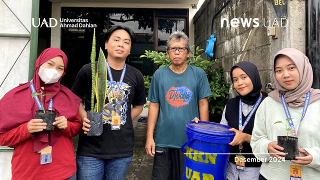 Pembagian tempat sampah dan bibit tanaman oleh mahasiswa KKN Universitas Ahmad Dahlan (UAD) (Dok. Ardi)