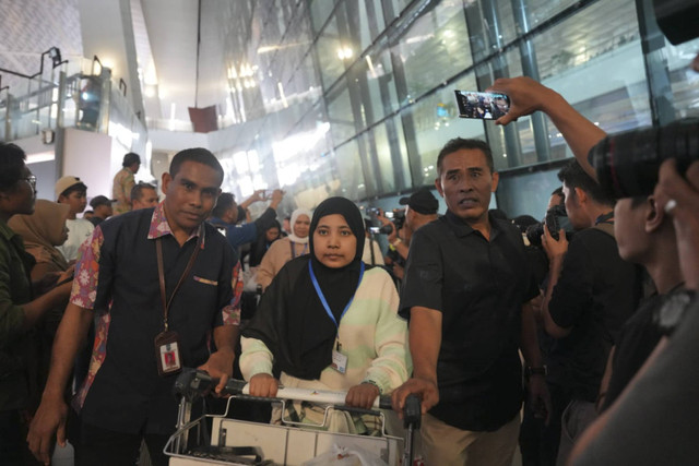 Warga Negara Indonesia saat tiba dari Suriah di Terminal 3 Bandara Soekarno-Hatta, Tangerang, Banten, Kamis (12/12/2024).   Foto: Dok. Kemlu