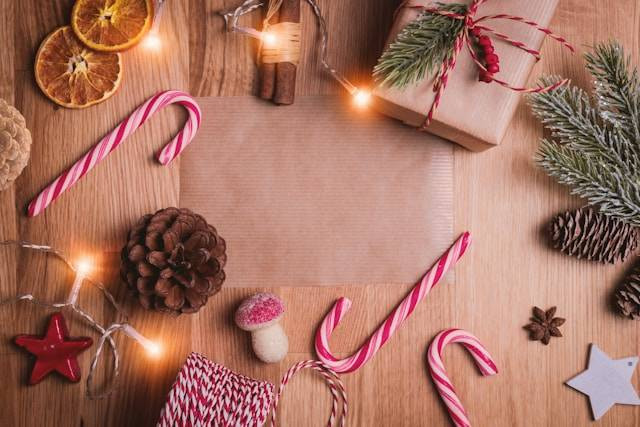 Hampers Natal Solo. Foto Hanya Ilustrasi, Bukan Sebenarnya. Sumber Foto: Unsplash.com/JESHOOTS.COM