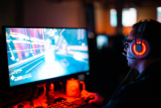 Monitor gaming umumnya dijual dengan harga yang tinggi. Foto: Unsplash.com