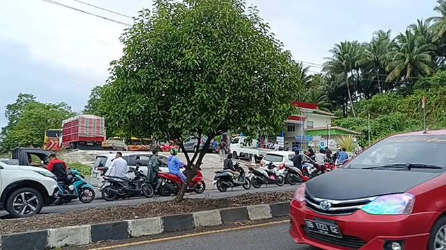 Antrean di SPBU Kota Manado akibat dampak pemadaman listrik yang terjadi lebih dari 22 jam di Sulawesi Utara.