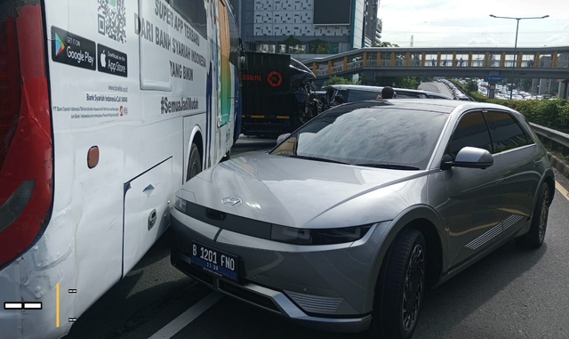 Kecelakaan di Tol Dalkot Cawang melibatkan 3 kendaraan, Jumat (13/12/2024). Foto: Twitter/ @TMCPoldaMetro