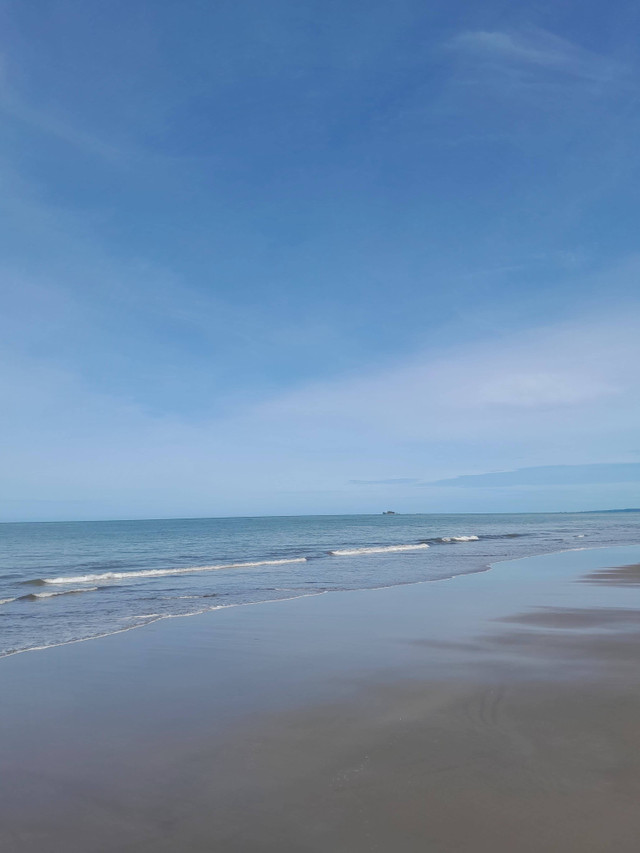 Cantiknya gelungan ombak di pantai Gandoriah di pagi hari/Fajri Anisa Fitri