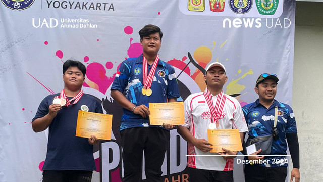 Akbar Putra Heryta atlet panahan Universitas Ahmad Dahlan (UAD) saat penyerahan hadiah lomba pada POMDA DIY (Dok. Panahan UAD)