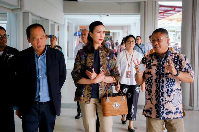 Menpar Widiyanti Putri Wardhana (tengah) meninjau kesiapan Bandar Udara Internasional I Gusti Ngurah Rai, Bali, dalam menghadapi momen Libur Natal 2024 dan Tahun Baru 2025, Selasa (10/12/2024). Foto: Dok. Kemenpar