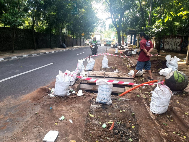 Penampakan Jalan Taman Sari dengan proyek galian kabel (ducting) pemerintah, pada Jumat (13/12). Dok. Robby Bouceu/kumparan