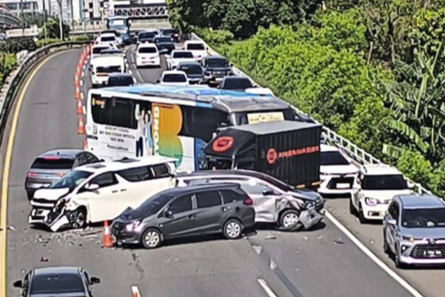 Kecelakaan beruntun di ruas Tol Dalam Kota, Cawang, Jakarta Timur, Jumat (13/12/2024). Foto: Dok. Istimewa