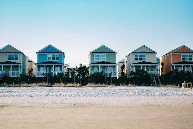 Penginapan di Pantai Teluk Asmara. Foto hanya ilustrasi, bukan tempat sebenarnya. Sumber: Unsplash/Sandra Seitamaa