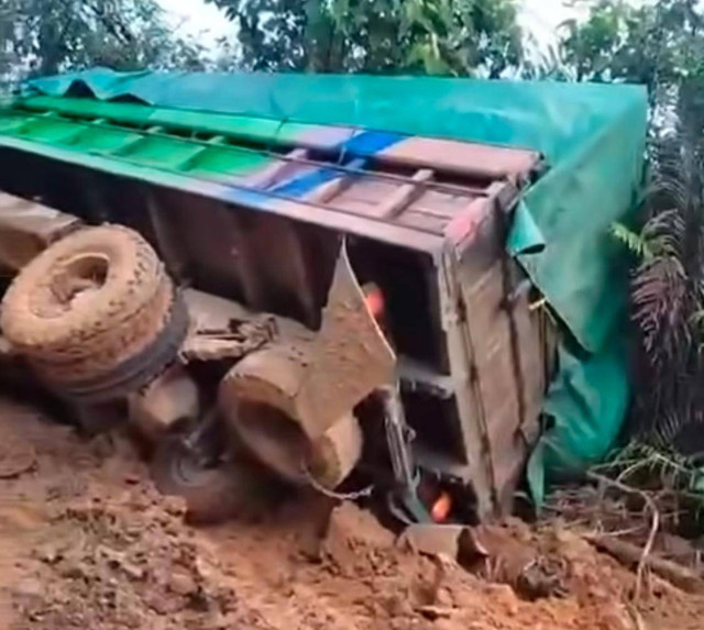 Truk terguling di ruas Simpang Medang-Nanga Mau-Tebidah-Serawai-Ambalau. Foto: Dok. Instagram @suyantoyanjung_official