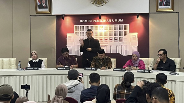 KPU menggelar konforensi pers terkait update penyelenggaraan Pilkada serentak 2024, Jumat (13/12/2024). Foto: Haya Syahira/kumparan