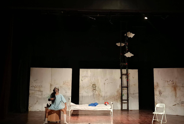 Alexander Gb saat memainkan perannya sebagai Raja Lear dalam pertunjukan teater monolog adaptasi lakon Raja Lear karya William Shakespeare | Foto : Eka Febriani / Lampung Geh