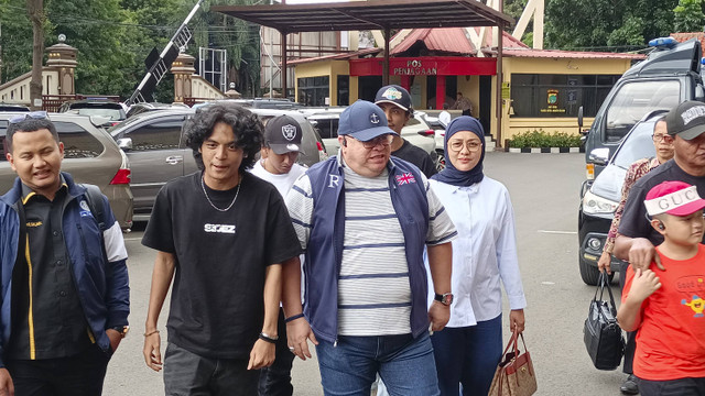 Vadel Badjideh Didampingi Kuasa Hukumnya, Razman Arif tiba di Polres Jakarta Selatan, Jumat (13/12/2024). Foto: Aprilandika Pratama/kumparan