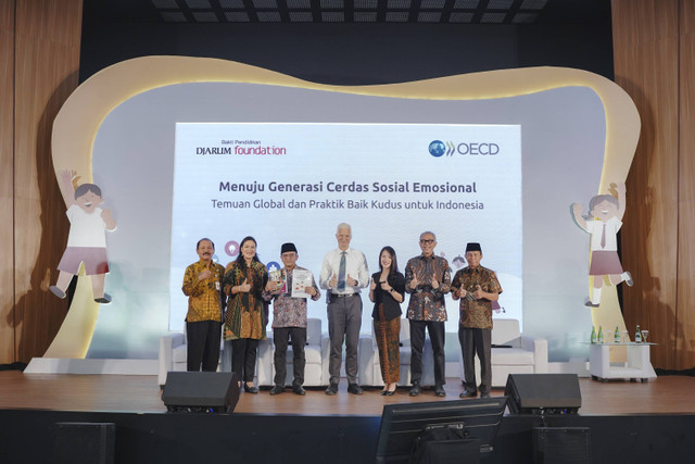 OECD bersama Bakti Pendidikan Djarum Foundation menyerahkan hasil temuan survei keterampilan sosial-emosional kepada Penjabat Bupati Kudus, Dr. Muhammad Hasan Chabibie, S.T., M.Si, di SD Masehi Kudus, Sabtu (7/12). Foto: Bakti Pendidikan Djarum Foundation