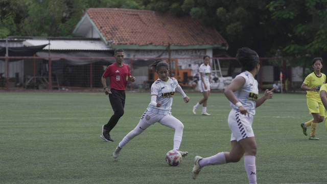 Universitas Surakarta (Jawa Tengah) melawan Persebri (Jambi) di Piala Pertiwi 2024, Jumat (13/12) di Lapangan Akademi Persija Pulomas, Jakarta Timur. Foto: Andi Fajar/kumparan