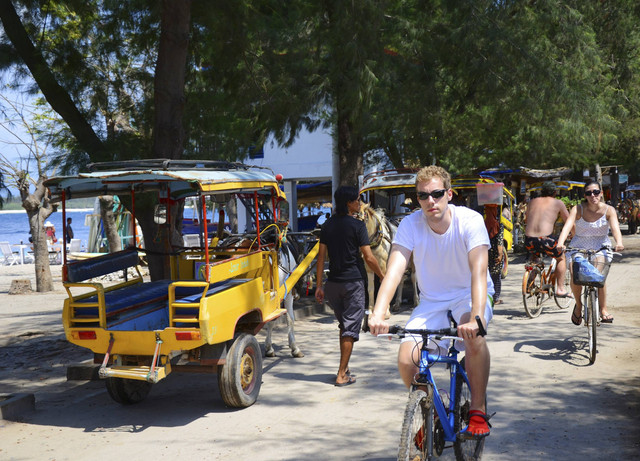 Ilustrasi wisatawan di Lombok. Foto: Shutterstock