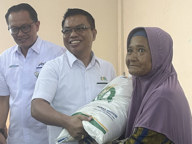 Deputi bidang Ketersediaan dan Stabilisasi Pangan Bapanas, I Gusti Ketut Astawa saat meninjau penyaluran bantuan beras di Mijen, Semarang. Foto: Dok. Istimewa