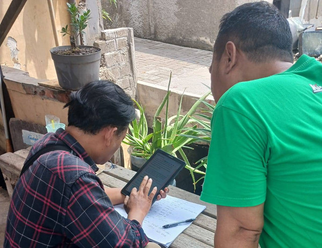 Surveyor YLPK Jatim melakukan wawancara kepada responden pengguna asbes putih. Foto: dok. YLPK Jatim