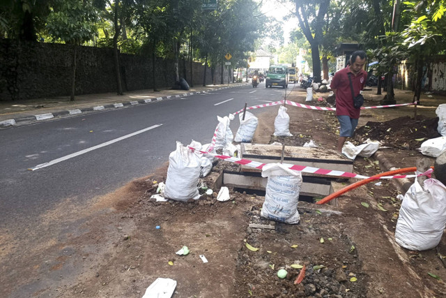 Penampakan Jalan Taman Sari dengan proyek galian kabel (ducting) pemerintah, pada Jumat (13/12/2024).  Foto: Robby Bouceu/kumparan