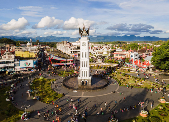 Ilustrasi jam gadang. Foto: Sony Herdiana/Shutterstock