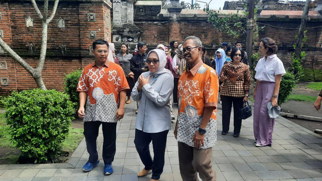 Menteri Pemberdayaan Perempuan dan Perlindungan Anak, Ida Choiri Fauzi saat mengunjungi Makam Raja Mataram dan Kampung Wisata (Kamwis) Purbayan, Kotagede, Kota Jogja, Daerah Istimewa Yogyakarta (DIY) pada Jumat (13/12/2024). Foto: Hadid Husaini