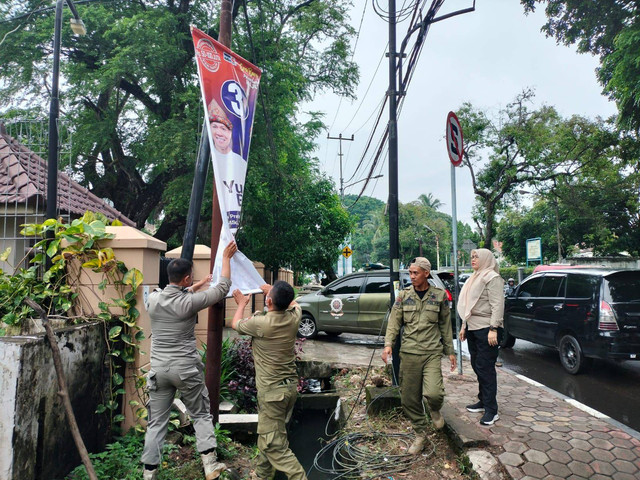 Penertiban alat peraga kampanye (APK) yang dilakukan Pemkot Palembang. (ist)