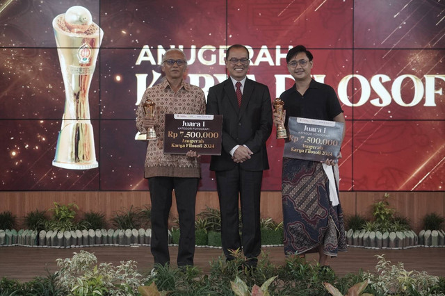 Penyerahan Anugerah Karya Filosofi 2024 di Kompleks Kepatihan Yogyakarta, Jumat (13/12). Foto: Dok. Pemda DIY